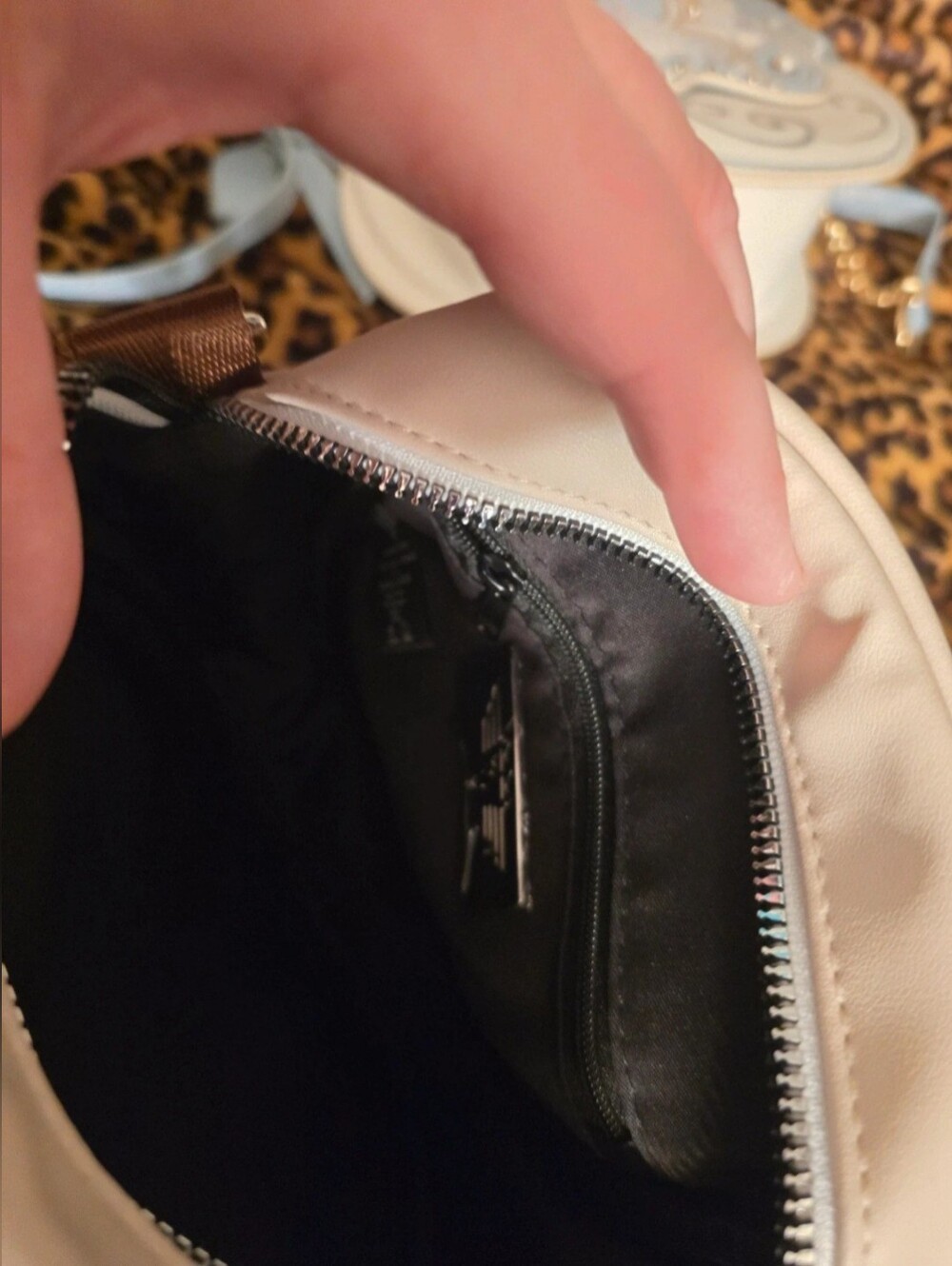 Hogwarts Purse RARE - Picture 6 of 8
